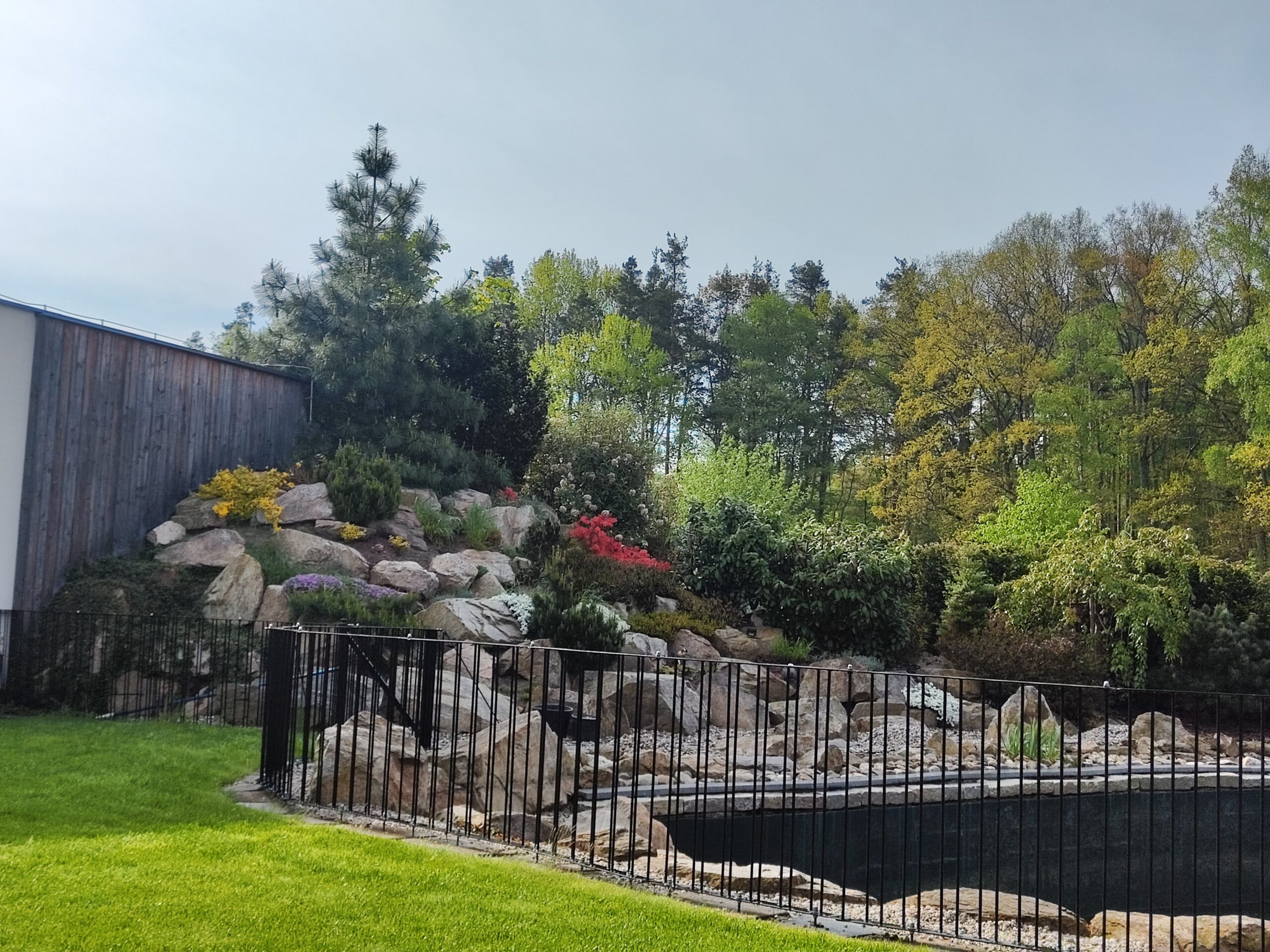 Realizovaná skalka se zábradlím