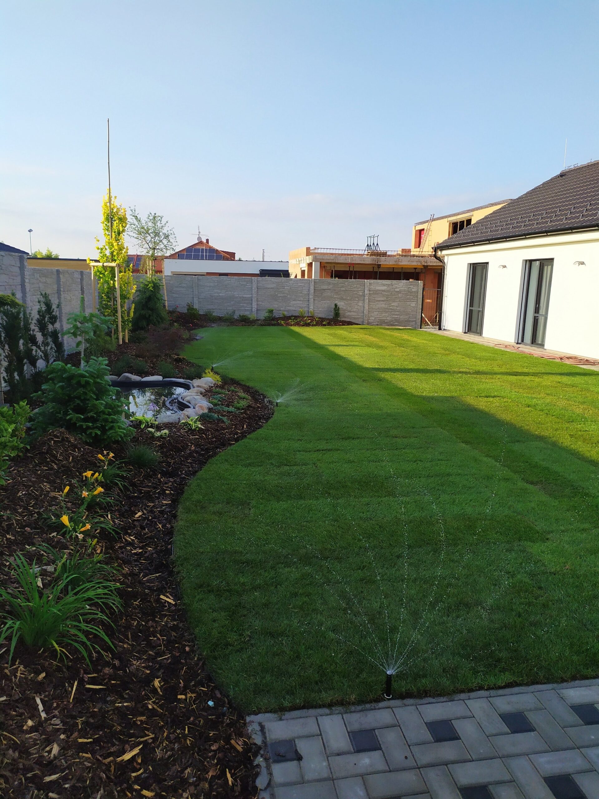 Automatické zavlažování položeného trávníku