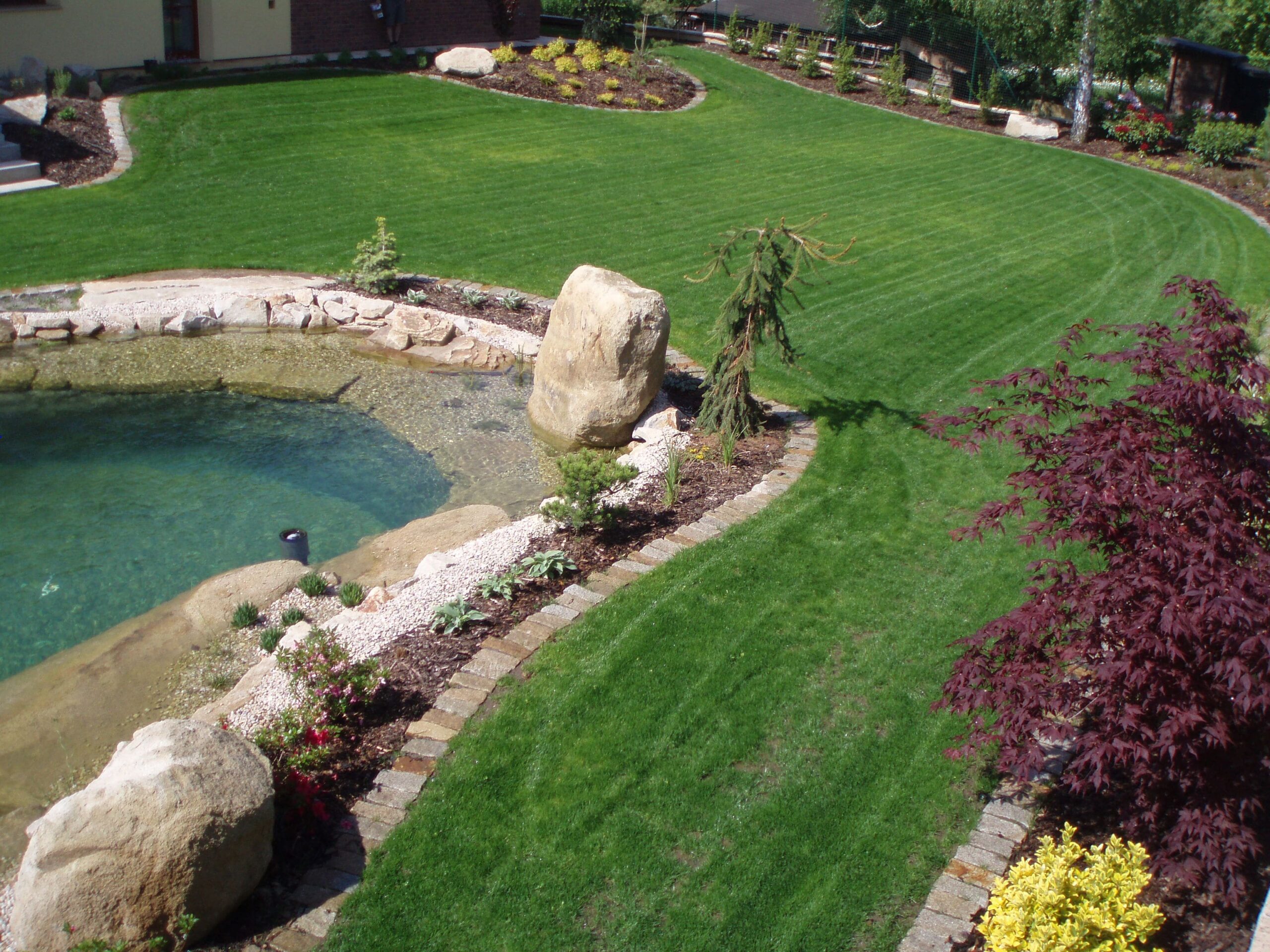 Realizovaná zahrada se skalkou a jezírkem