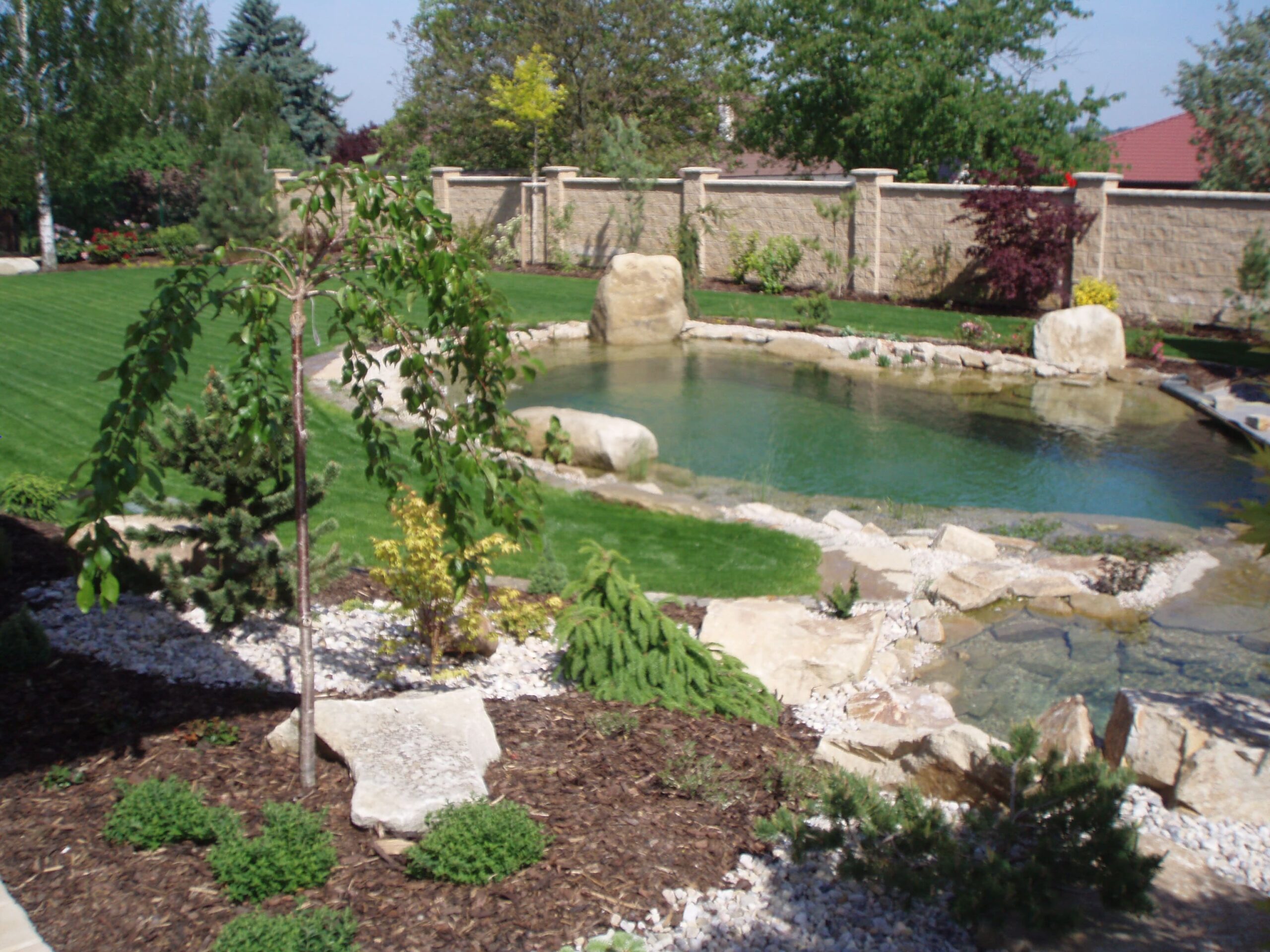 Realizovaná zahrada se skalkou a jezírkem