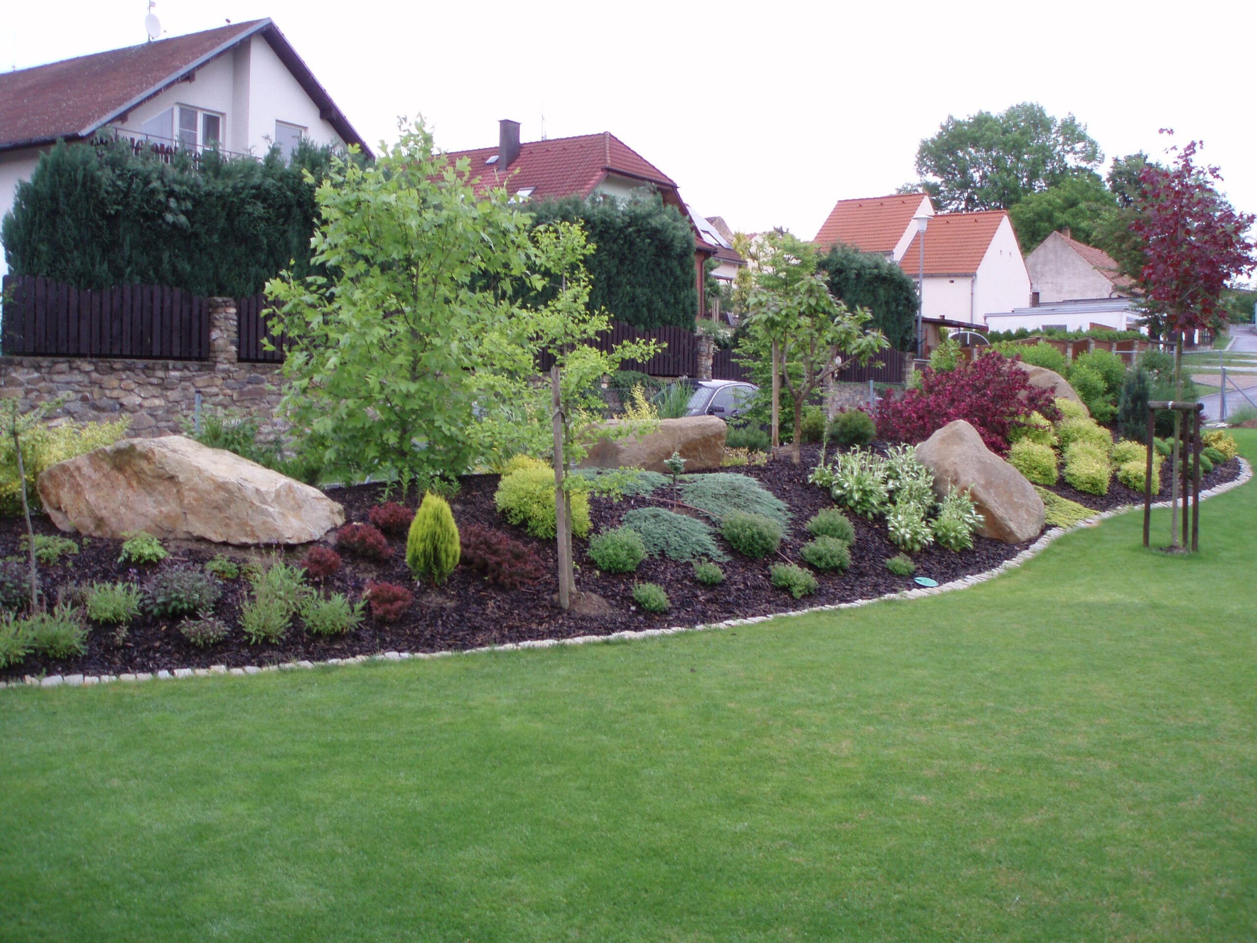 Realizovaná zahrada se skalkou
