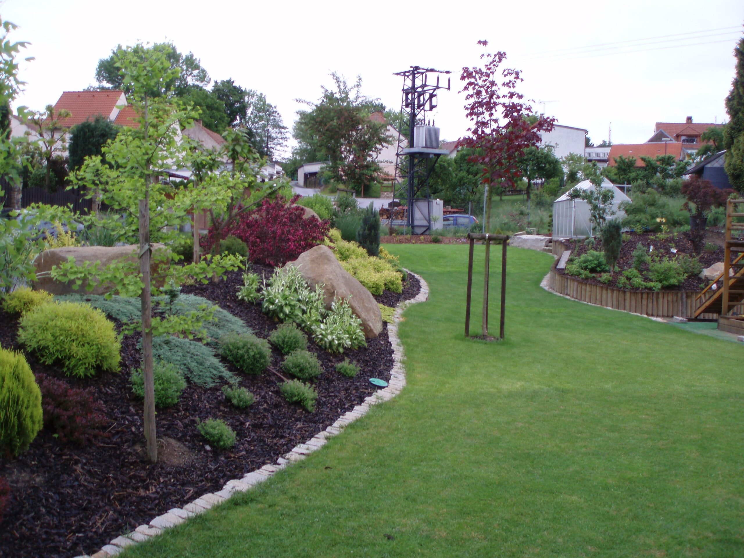 Realizovaná zahrada se skalkou a jezírkem a zasazeným stromkem