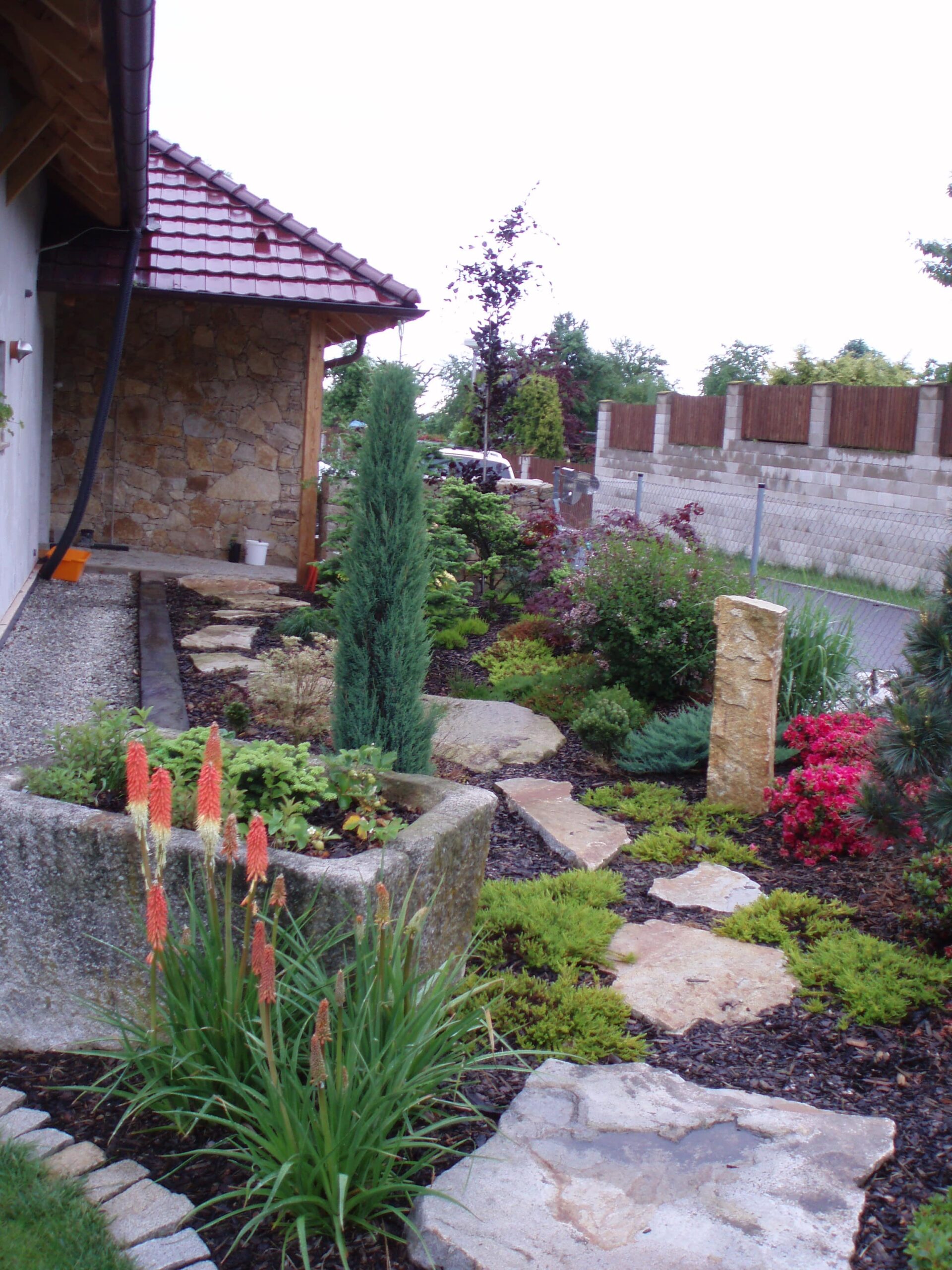 Realizovaná zahrada se skalkou