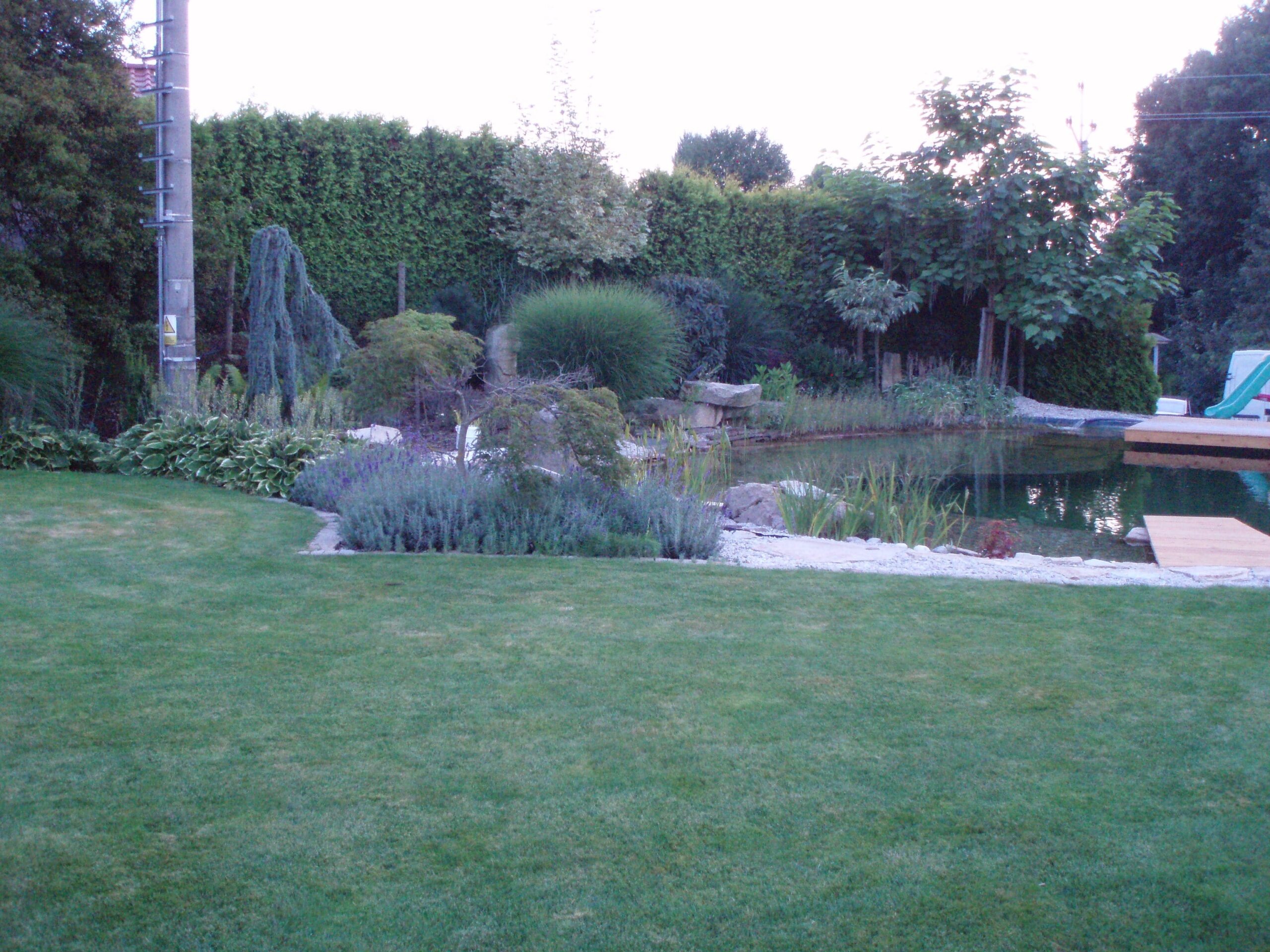 Realizovaná zahrada se skalkou a jezírkem