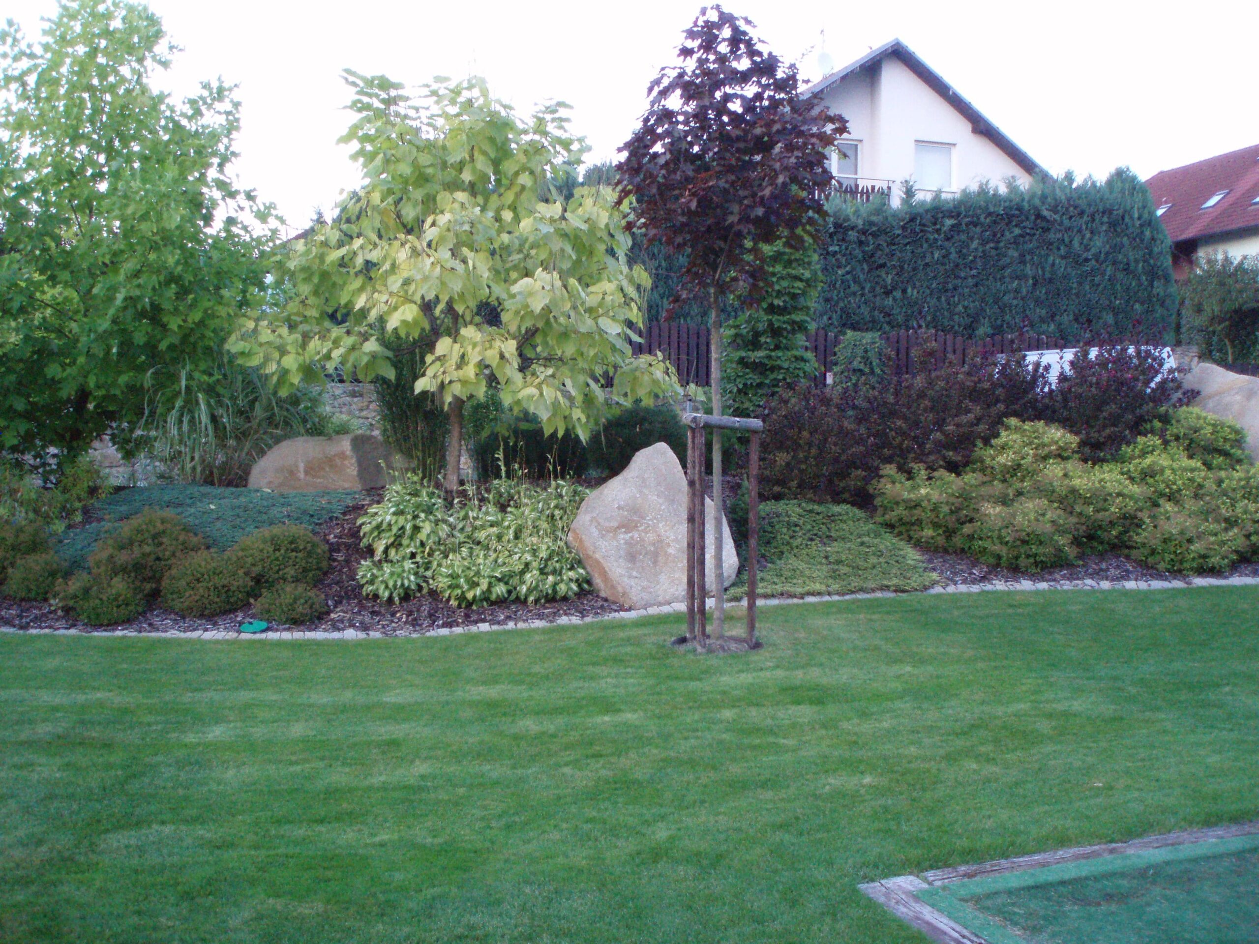 Realizovaná zahrada se skalkou a zasazeným stromkem