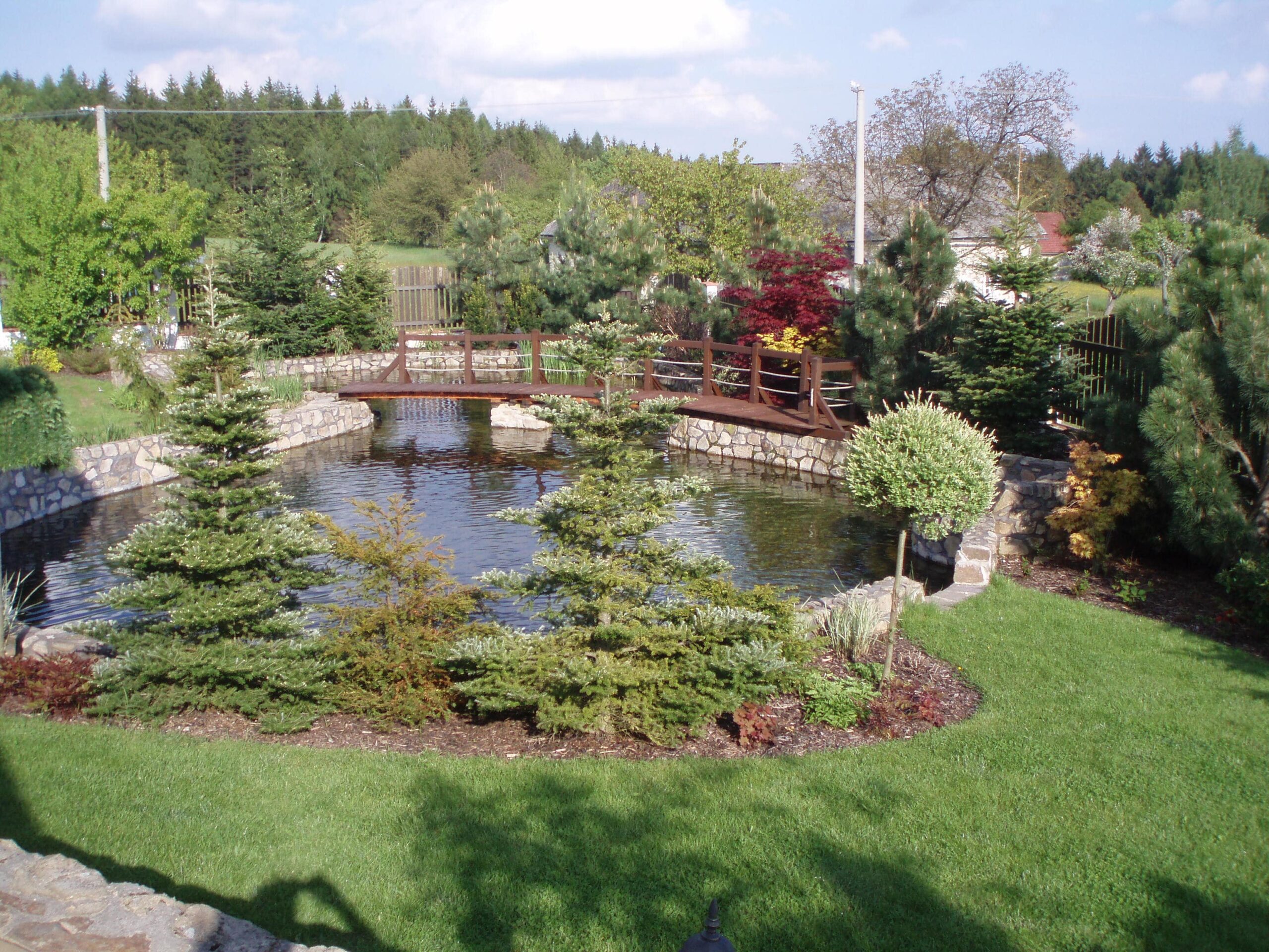 Realizovaná zahrada se skalkou a jezírkem