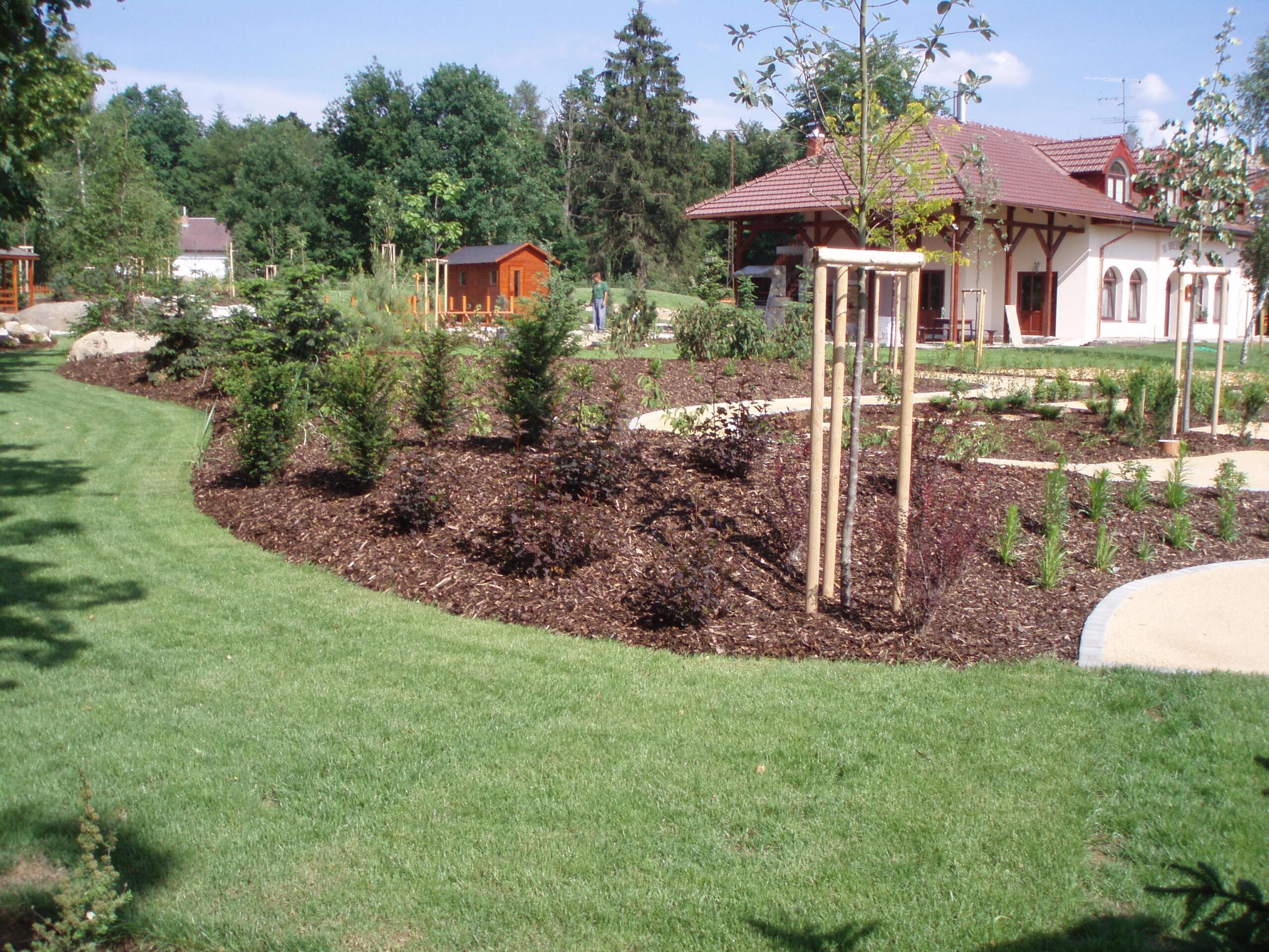 Realizovaná zahrada se skalkou a zasazeným stromkem