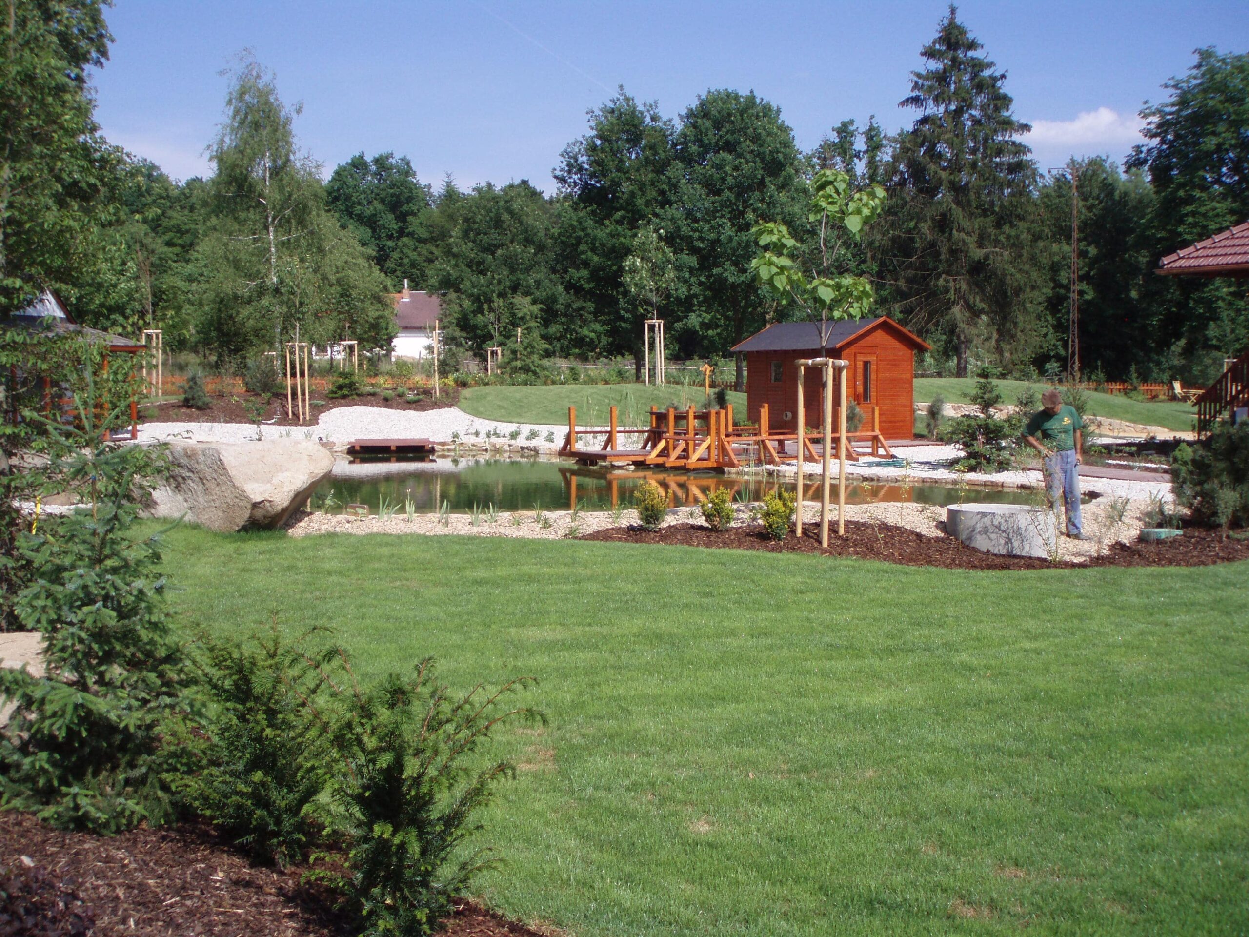 Realizovaná zahrada se skalkou a jezírkem