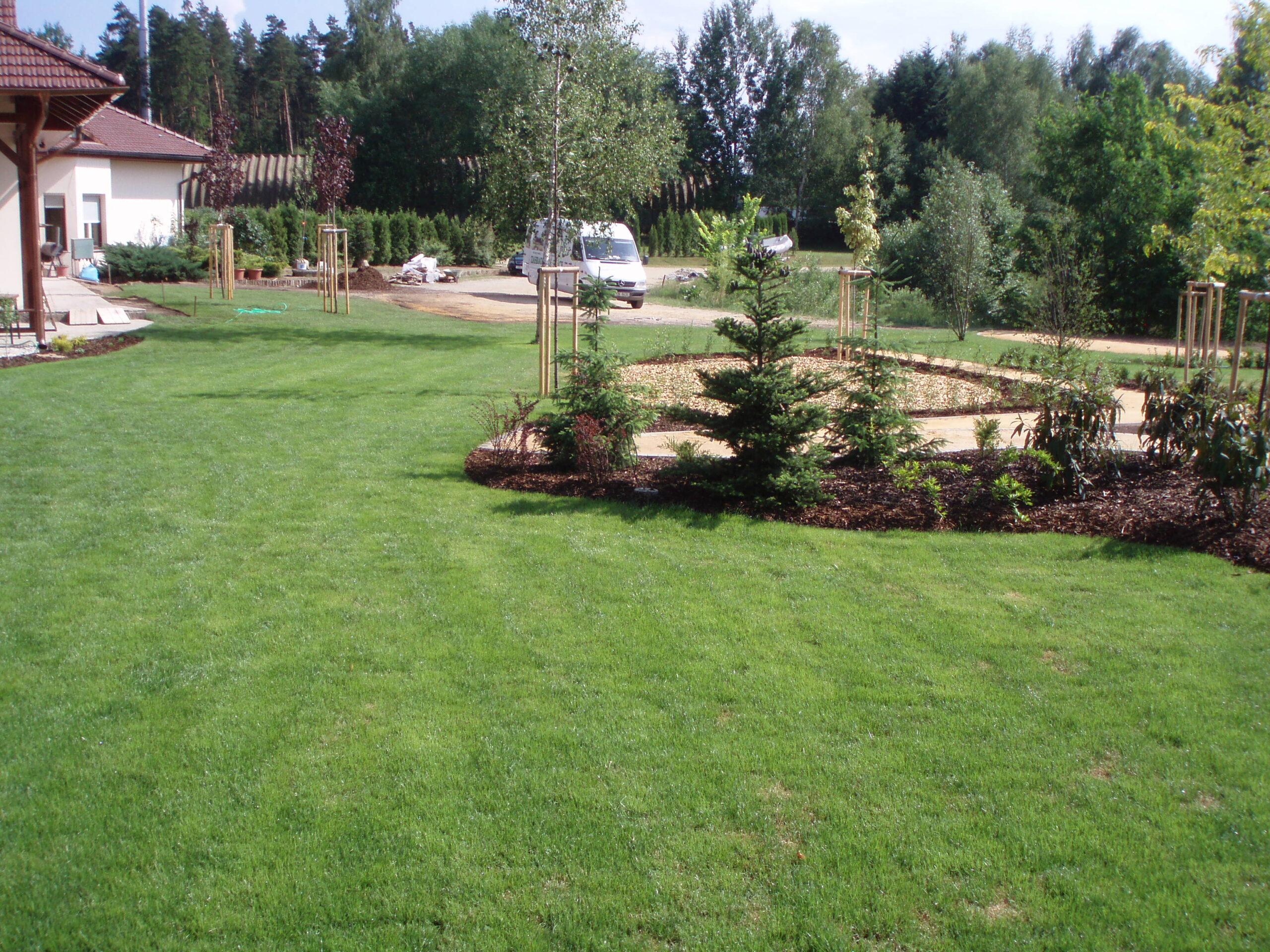 Realizovaná zahrada se skalkou a zasazenými stromky