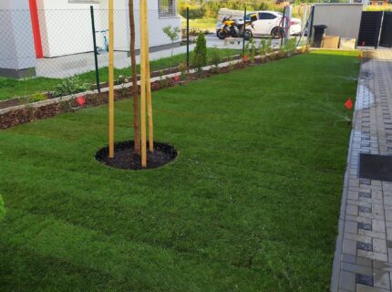 Automatické zavlažování položeného trávníku